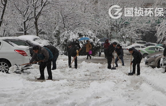 集团总裁常先米携带各人扫雪 确保路路安全通顺