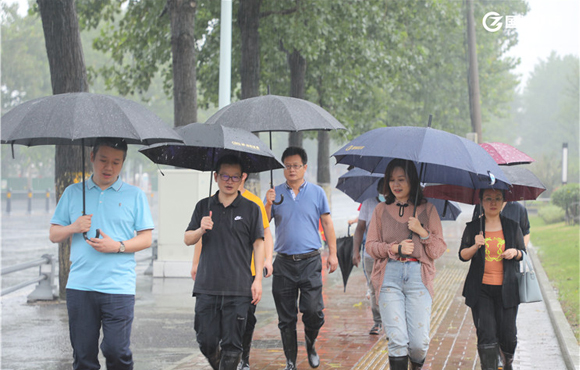 李松珊董事长冒雨带队慰问防汛抗洪一线员工