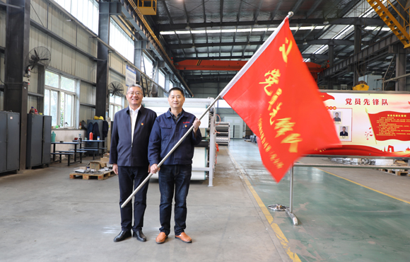 让党旗在出产一线高高飘扬