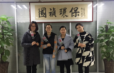 春临江淮三月天，姹紫嫣红映朱颜