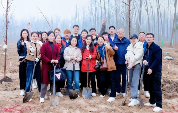 扶残助困显担任 植树添绿护家园——富联官网植树护绿在行